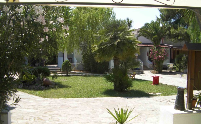 Area giardino nella cornice naturale del residence maddalena di vieste