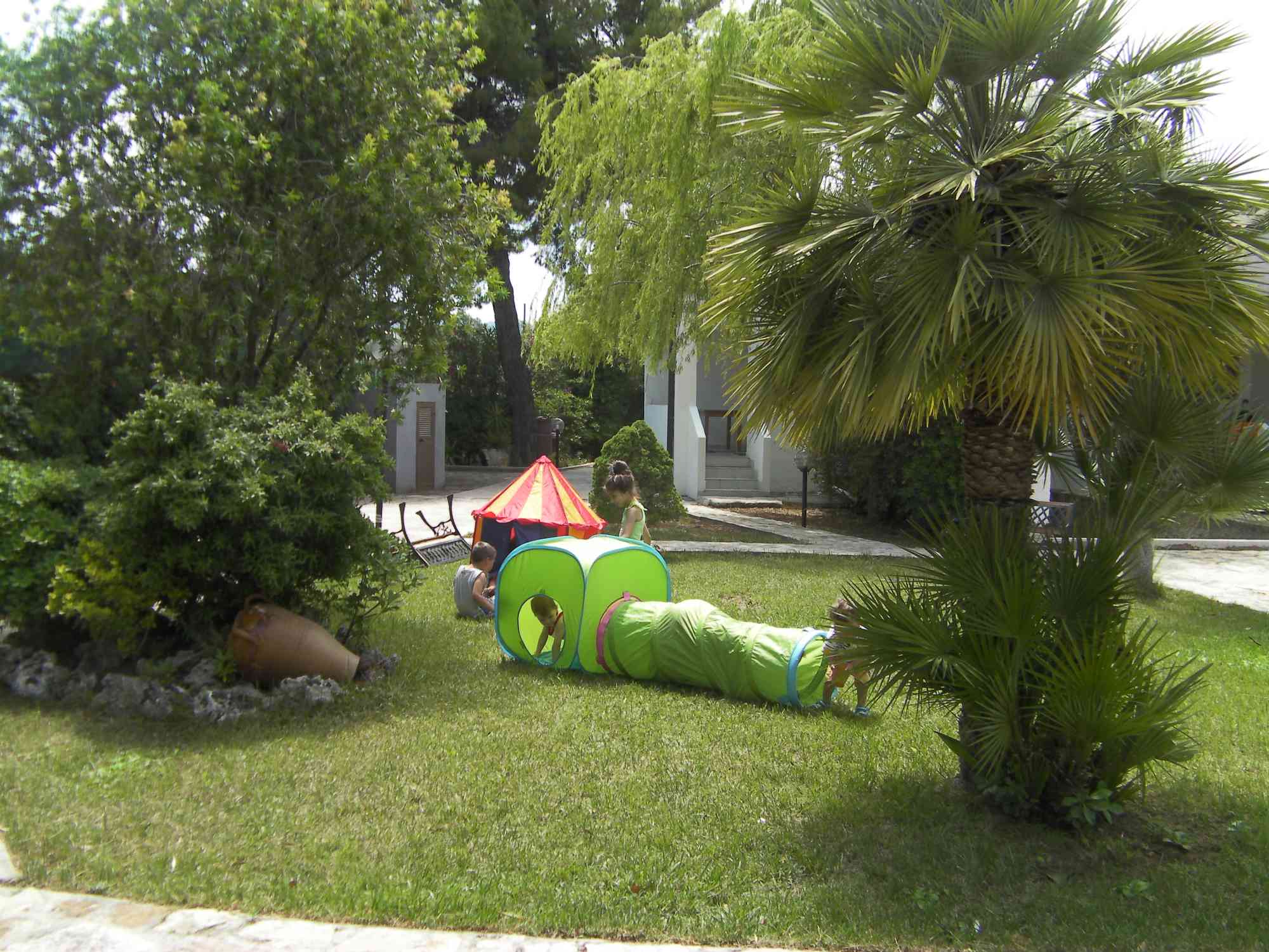giochi per bambini posti nell'area verde del residence maddalena