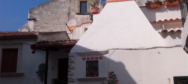 Tipico camino delle case di Rodi Garganico